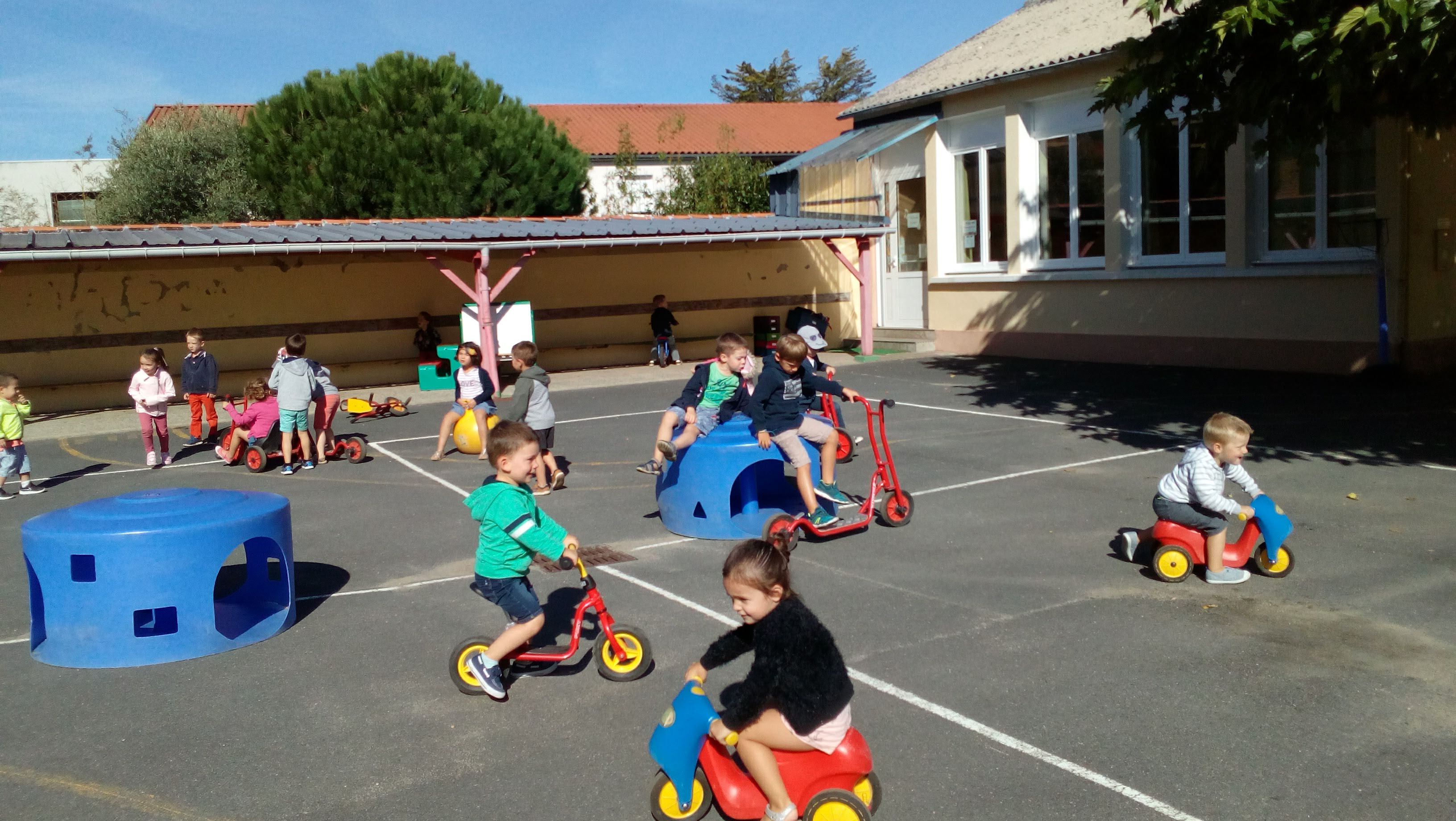 En maternelle, à la récré… Petits et grands jouent ensemble